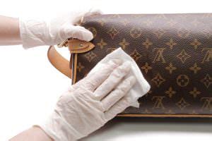 pulire louis vuitton con gomma da cancellare|Il modo migliore per Pulire una Borsa in Camoscio.